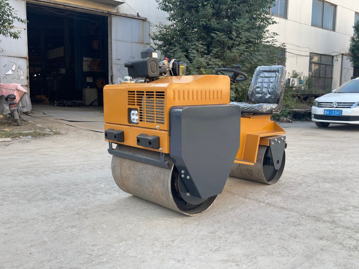 小型座驾压路机